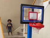 طفل 3 سنوات يكتسب شهرة كبيرة  لمهارته في كرة السلة.. فيديو