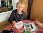 عجوز ناجية من كورونا ترسم لوحات لبث الأمل والفرح بأمريكا.. صور