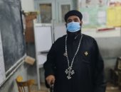 كاهن كنيسة العذراء مريم بإسنا يدلى بصوته فى انتخابات مجلس النواب