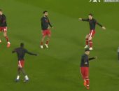 محمد صلاح يتوسط لاعبي ليفربول في الاحماء قبل مواجهة شيفيلد يونايتد.. فيديو