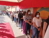 طوابير الفتيات تتصدر الساعة الأولى للتصويت بانتخابات "النواب" فى زايد.. صور