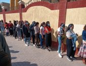 الفتيات والشباب يزينون الطوابير أمام اللجان في الساعات الأولى من التصويت بانتخابات مجلس النواب.. الالتزام بالمسافات الآمنة والكمامات رغم الإقبال الكثيف.. والشرطة النسائية تساعد الكبار والمرضى..صور