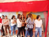 الفتيات والشباب يزينون المشهد أمام اللجان للتصويت بانتخابات مجلس النواب