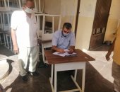 تخصيص موظف لتعريف الناخبين بلجانهم الانتخابية في الفيوم.. فيديو