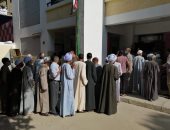 طوابير أهالى البياضية ومنشأة العمارى أمام لجان الانتخابات البرلمانية.. صور