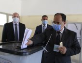 وزير المالية يدلى بصوته فى مدرسة خالد بن الوليد بمدينة 6 أكتوبر.. صور