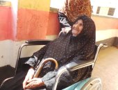 عجوز بأسوان تدلى بصوتها فى الانتخابات على كرسى متحرك.. صور