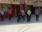 مسنة تحرص على الإدلاء بصوتها فى الإسكندرية.. فيديو وصور