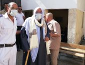 توافد المواطنين على لجان أوسيم بالجيزة والشرطة تساعد المسنين.. صور