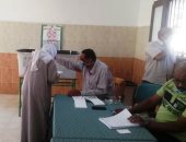 إقبال الناخبين على صناديق الاقتراع وسط إجراءات احترازية بالوادى الجديد.. صور