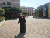 كبار السن يحملون علم مصر أثناء الإدلاء بأصواتهم فى الفيوم