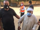 عم سلامة يتحدى الصعاب للتصويت متكئا على عكازه في بولاق الدكرور.. صور