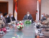 محافظ سوهاج يترأس غرفة عمليات متابعة الانتخابات البرلمانية.. صور