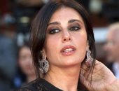 مسن يتكئ على عكاز للإدلاء بصوته بانتخابات النواب: مشاركتى واجب وطنى