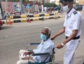 كبار السن يتوافدون على لجان الانتخابات بالقطامية وبدر والمعادى.. فيديو