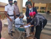 قاضٍ يخرج لمساعدة أحد كبار السن بلجنة فى الشيخ زايد.. صور