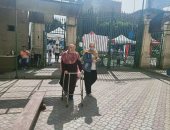 عجوز تسير على "مشاية" تحرص على المشاركة فى انتخابات البرلمان