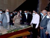 رئيس الوزراء للعاملين بالمتحف المصرى الكبير: بسواعدكم نبنى صرحا عالميا.. صور