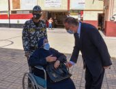 صور.. محافظ الإسكندرية يحث المواطنين والشباب للإدلاء بأصواتهم