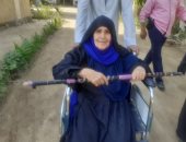 مسنة تدلى بصوتها على كرسى متحرك فى لجنة بقنا.. صور