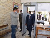 محافظ مطروح يتفقد اللجان الانتخابية ويشيد بإقبال المواطنين.. صور وفيديو