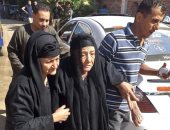 شباب وأهالى الأقصر يساعدون كبار السن للوصول للجان الانتخابية.. صور