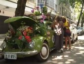 فتاة برازيلية تحول سيارتها لحديقة لبيع الزهور بسبب كورونا