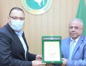 محافظ الشرقية يكرم رئيسا قطاعات الكهرباء لبلوغه المعاش ورئيس مدينة أولاد صقر