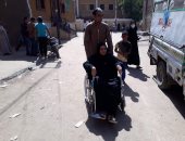 مسنة 85 سنة تدلى بصوتها فى الانتخابات على كرسى متحرك بكوم أمبو