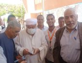 شقيق شيخ الأزهر يدلى بصوته فى انتخابات مجلس النواب بالأقصر.. صور