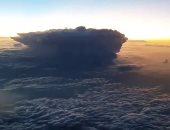 كاميرا ترصد عاصفة رعدية بالسماء من كابينة طائرة فى مشهد مذهل.. فيديو