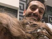 محمد صلاح يداعب "مكة" في أحدث ظهور لهما بعد تألقه أمام شيفيلد يونايتد.. صورة