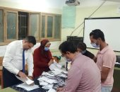 عملية فرز الأصوات بعد انتهاء التصويت فى انتخابات مجلس النواب.. فيديو