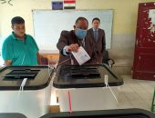 رئيس جامعة حلوان يدلى بصوته فى انتخابات النواب بمقر لجنته بالعجوزة