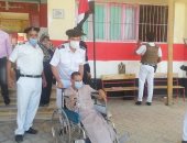 أمن الوادى الجديد يساعد ذوى الإعاقة فى الوصول إلى لجان انتخابات النواب.. فيديو وصور