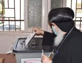أسقف بنى سويف يدلى بصوته فى الانتخابات البرلمانية.. صور