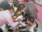 رئيس لجنة انتخابية يساعد أحد ذوى الهمم فى الإدلاء بصوته بالوادى الجديد.. صور