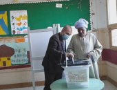 رؤساء اللجان بأسوان يساعدون الناخبين للإدلاء بأصواتهم بشكل صحيح.. صور