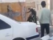 لقطات لمقتل شاب وإلقاؤه فى الشارع على يد الشرطة الإيرانية