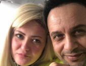 مصطفى قمر وزوجته فى الطريق إلى الجونة بصورة من الطائرة 