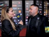 مها الصغير تستغل ريد كاربت مهرجان الجونة وتجرى حوارا مع زوجها أحمد السقا..فيديو