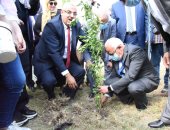 محافظ بورسعيد ورئيس الجامعة يطلقان مبادرة لزراعة 1000 شجرة مثمرة ..صور