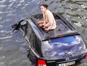 تيتانيك الأوكرانية.. فتاة تسقط فى النهر بسيارتها بسبب قطة.. فيديو وصور