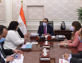 رئيس الوزراء يتابع مع وزيرة الثقافة ملفات الوزارة.. صور