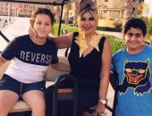 بوسى شلبى فى صورة مع ابنى السقا وأحمد رزق: الغاليين أبناء الغاليين