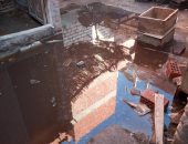 أهالى الكوم الأخضر بالمنيا يشكون انتشار المياه الجوفية.. ورئيس المدينة يرد