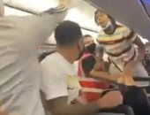 امرأة تتعرض للصعق بسبب عدم ارتداءها كمامة على الطائرة .. فيديو