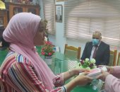 صور.. وكيل تعليم كفر الشيخ تكرم الحاصلة على الدرجة النهائية فى الإعدادية