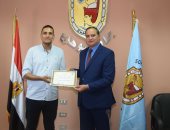 رئيس جامعة سوهاج يكرم الفائزين بجوائز الجامعة التنافسية.. صور