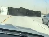 فيديو مروع للحظة انقلاب شاحنة على طريق فى كاليفورنيا بسبب قوة الرياح